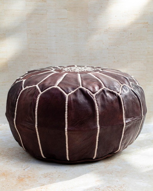 Pouf marocchino in pelle, realizzato a mano.
