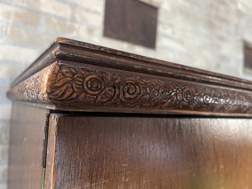 Antiek dressoir met glas in lood en houtsnijwerk