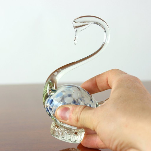 Vintage handgefertigter Kunstglas Schwan mit mehrfarbigen Einschlüssen, Tschechoslowakei, 1960er Jahre