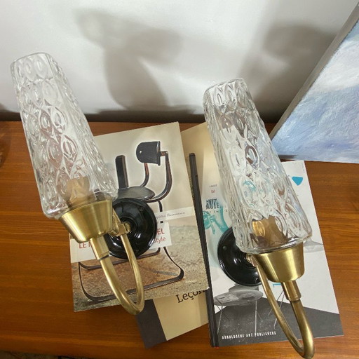 Coppia di applique da parete in ottone con paralumi quadrati a forma di tulipano in vetro trasparente. – wandlampen, Brass