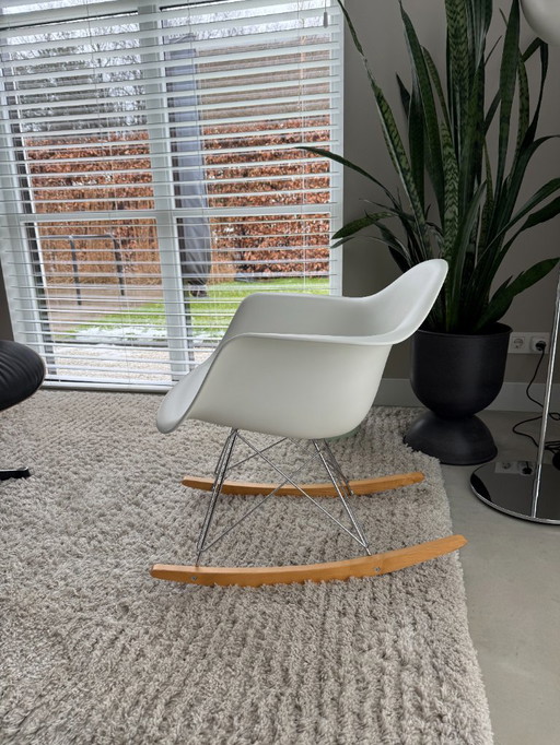 Vendo Vitra RAR Eames Rocking Chair bianca ZGAN e ORIGINALE