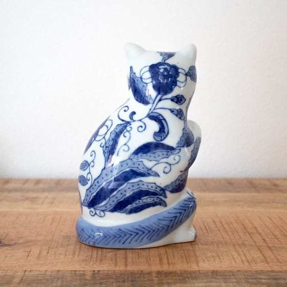 Image 1 of Statuetta vintage di gatto in porcellana: gatto portafortuna in stile Chinoiserie dipinto a mano in blu e bianco.