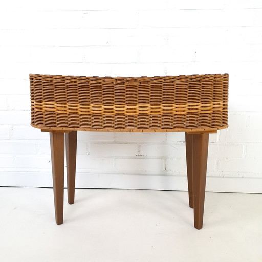 Fioriera vintage anni '60-'70 in legno e rattan, design danese.