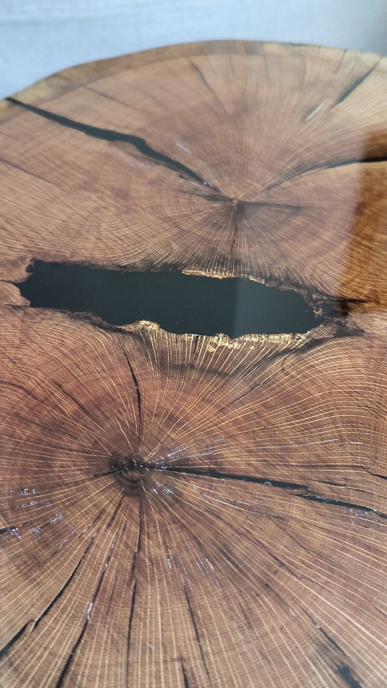 Image 1 of Table basse artisanale en bois d'orme : résine époxy noire, mobilier rustique moderne