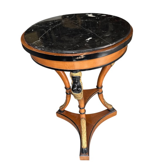 Image 1 of Tavolino d'appoggio a treppiede in stile neoclassico con piano in marmo.