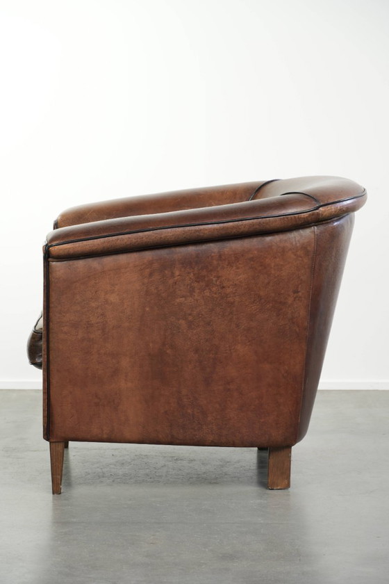 Image 1 of Elegante e raffinata poltrona club in pelle di pecora dal design Art Déco con profili neri.