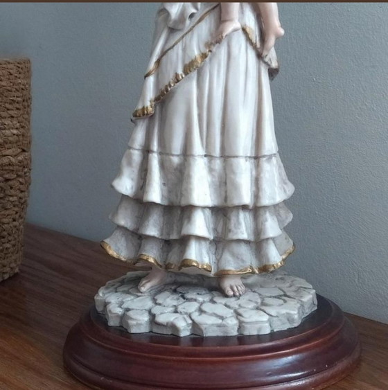 Image 1 of Estatua de la madre y el niño