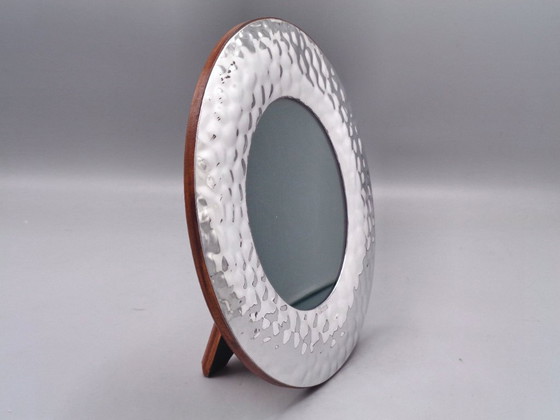 Image 1 of Handgemaakt en gehamerd fotolijstje van verzilverd metaal, 10 cm diameter.