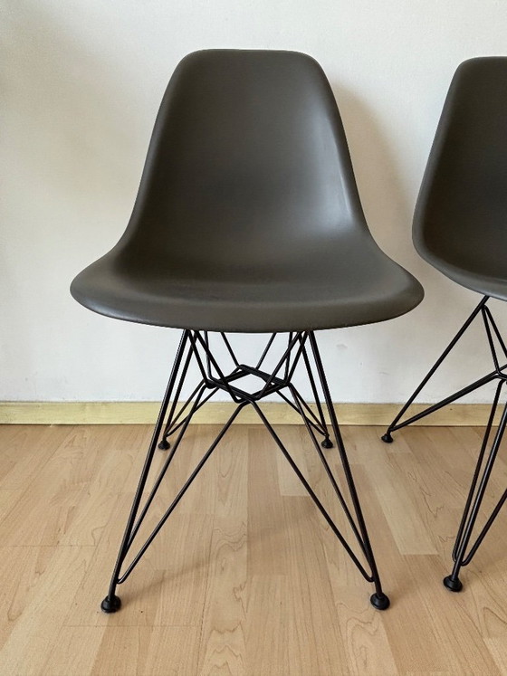 Image 1 of 2 chaises Eames en plastique DSR