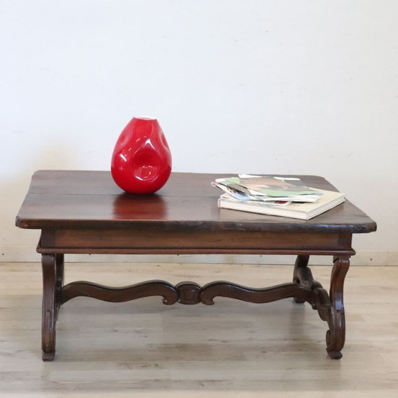 Image 1 of Mesa de centro de nogal macizo, Italia, principios del siglo XX.