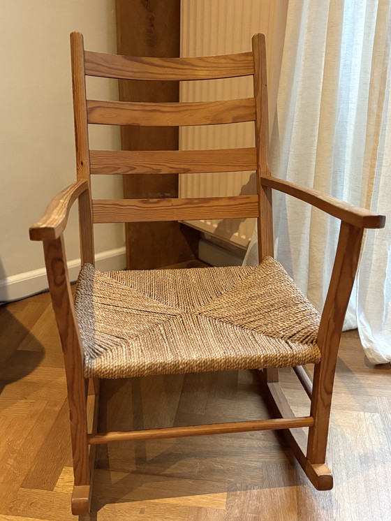 Image 1 of Sedia a dondolo in legno e corda di carta Design scandinavo