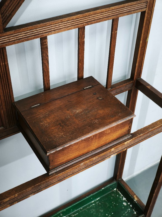 Appendiabiti Arts & Crafts in rovere massiccio, c. 1900, con ganci e portaombrelli, Legno, Metallo, Marrone (foto 13 di 14)
