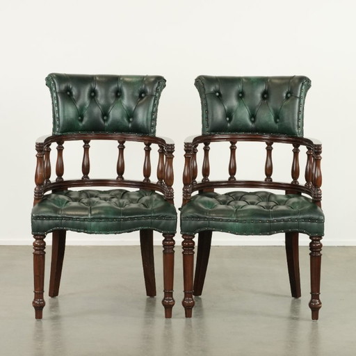 2 sillas de escritorio/auxiliares Chesterfield de piel de vaca verde flameada al estilo inglés.