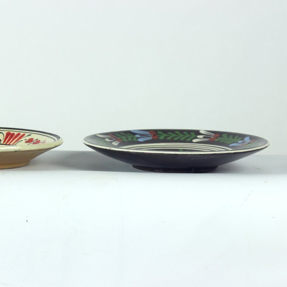 Image 1 of Set van drie vintage keramische wandborden in volkskunststijl, Tsjechoslowakije en Roemenië, jaren 1950.