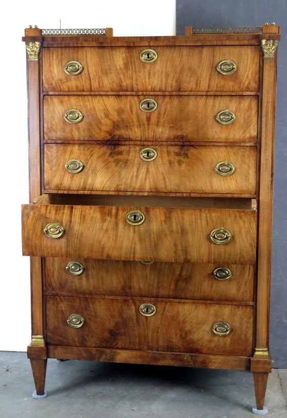 Image 1 of elegante chiffonnière Luis XVI de alrededor de 1795.