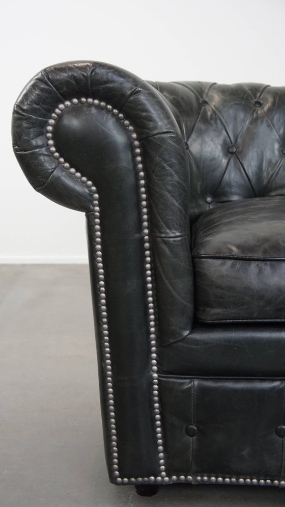 Image 1 of Ruime zwarte chesterfield fauteuil van generfd rundleer