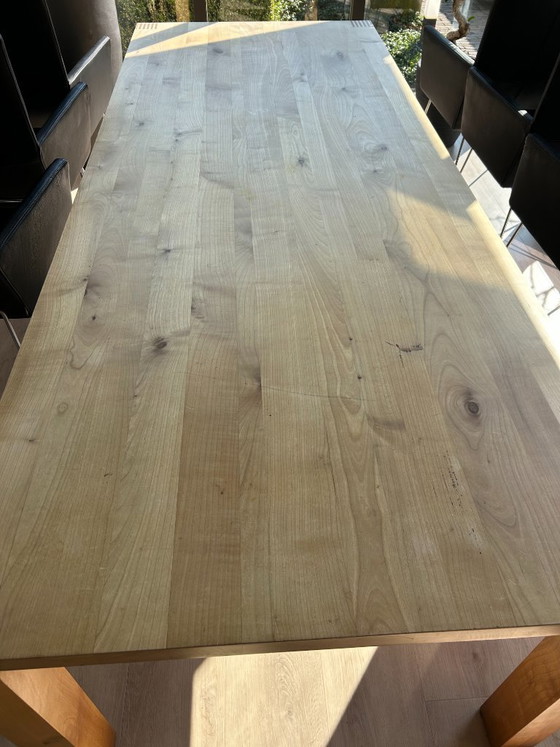 Image 1 of Tavolo Pilat & Pilat da 250 cm in legno massello di olmo, ideale per pranzi e conferenze.
