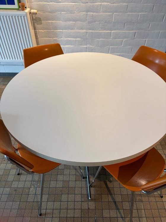 Image 1 of Ensemble de salle à manger vintage milieu du siècle – Table ronde et 4 chaises orange