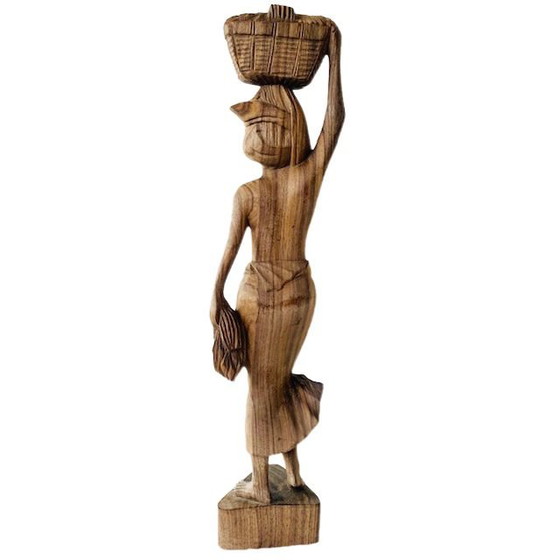Image 1 of Imagen tallada en madera de una estatua de mujer balinesa, Indonesia