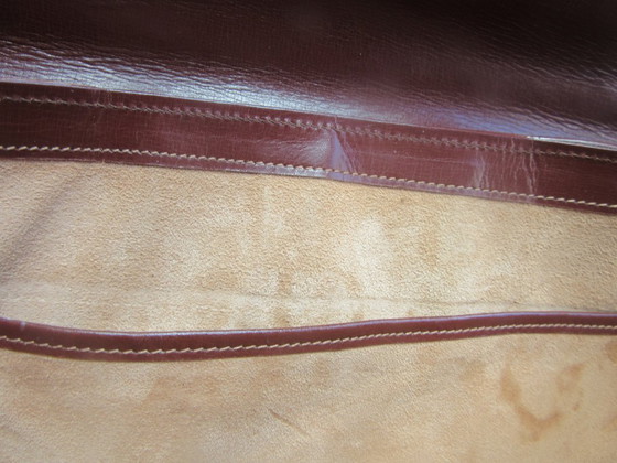 Image 1 of Bolso clásico retro de piel charol marrón oscuro con relieve de cocodrilo, forrado en ante.
