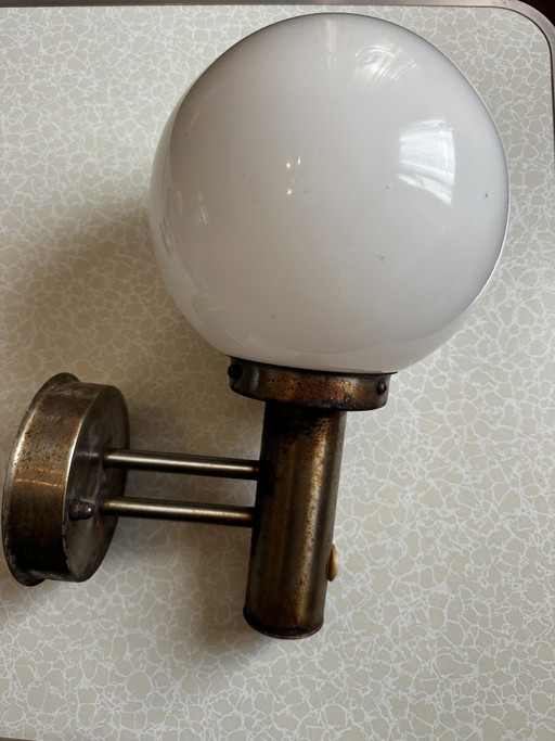 Modernistische Wandleuchte aus Opalglas und verchromtem Metall – wandlampen