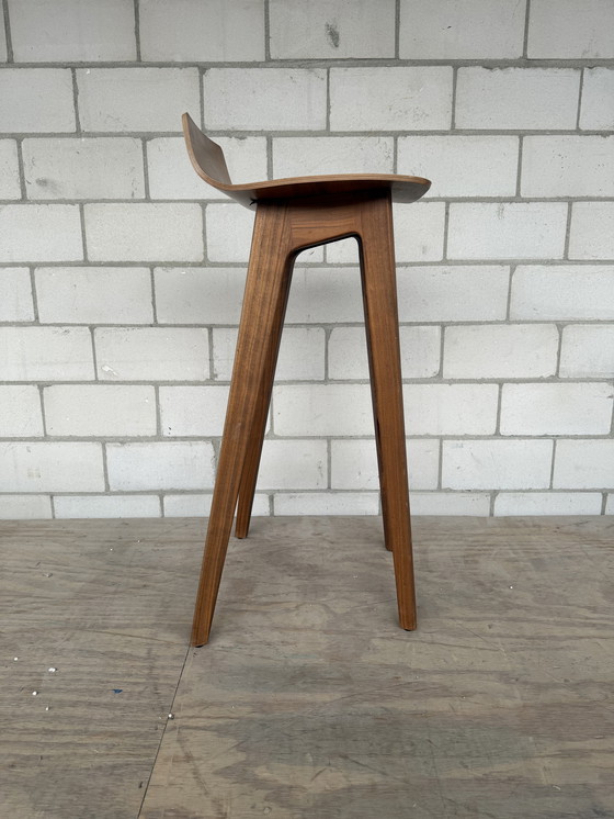 Image 1 of Zeitraum Morph Taburete Alto Nogal Americano