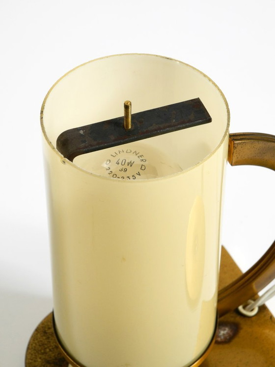 Image 1 of Lampe de table en laiton des années 1940, rare et magnifique, avec abat-jour en verre opale.