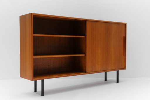 Hay un pequeño defecto cosmético en la superficie en la esquina frontal izquierda, ver imágenes.