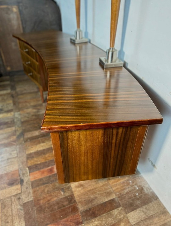 Image 1 of Mid-century retro vintage directiebureau van walnoothout van Morris of Glasgow, gebogen uitvoering, 1950-1960. Een eenvoudig en 