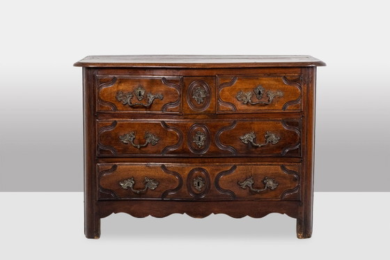 Parijse commode met 5 laden, van massief walnotenhout, uit de Lodewijk XIV-periode. – H.E., Ladekasten, Wood (photo 2 of 11)