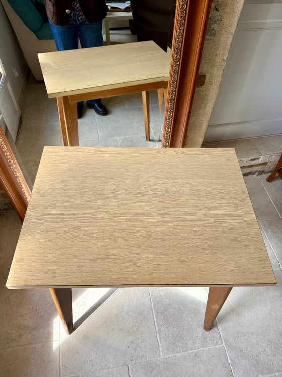 Image 1 of Tavolo in laminato - Gambe in legno a forma di bussola