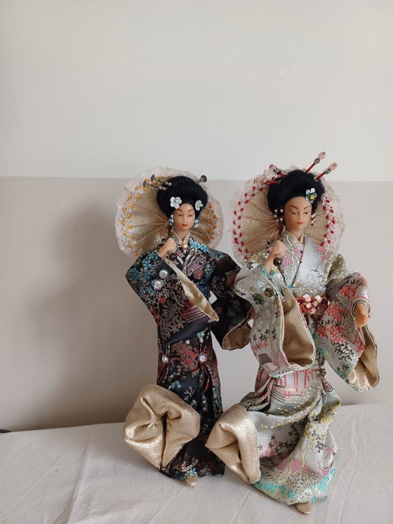 Image 1 of Set di statuette vintage di geisha giapponesi, dipinte a mano e ricche di dettagli.