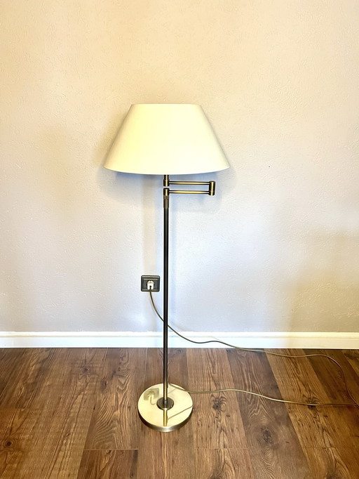 Larelco - Luminaires - Petit lampadaire Mid Century en laiton avec bras pivotant, abat-jour Beige Italie, années 1960.