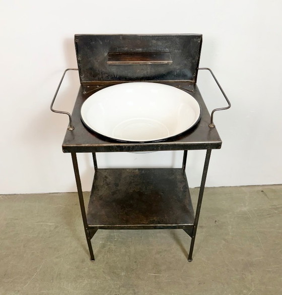 Image 1 of Lavabo industrial antiguo de hospital, década de 1960.