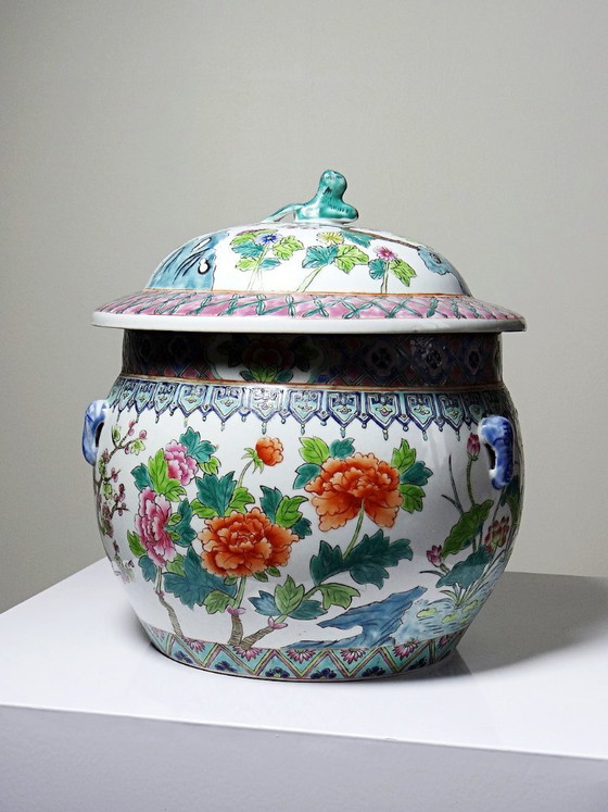 Image 1 of Large covered Chinese porcelain pot, floral famille rose decoration, 20th century