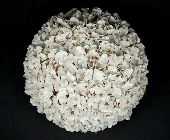 Image 1 of Witte, handgemaakte hortensia bloemsculptuur - Groot botanisch kunstwerk dat de aandacht trekt.