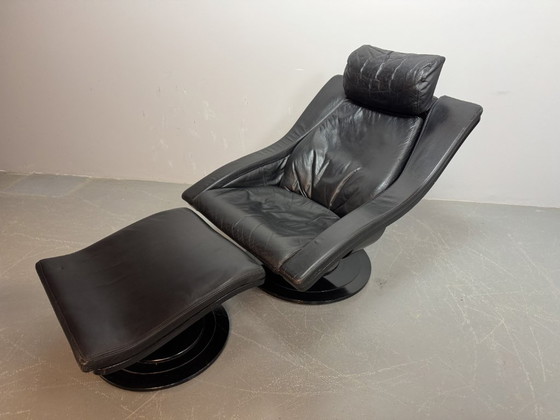 Image 1 of Skandinavisches Mid-Century-Design: Lounge-Sessel „Move“ aus schwarzem Leder mit passendem Hocker.