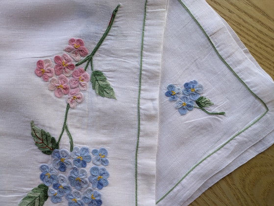 Image 1 of Set vintage rettangolare in voile di lino ricamato a mano e tovagliolo coordinato – Ortensie Blu