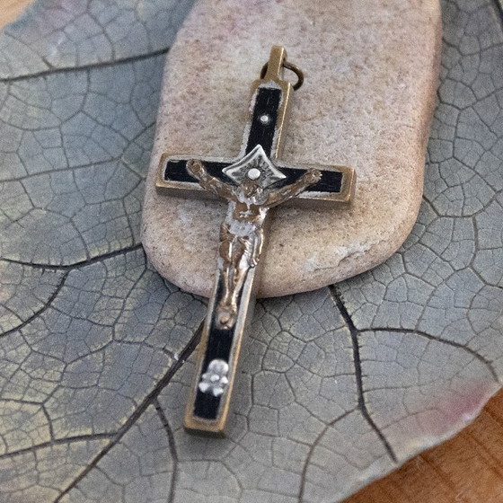 Image 1 of Pendentif croix pectorale française ancienne du XIXe siècle : ébène dans un cadre argenté