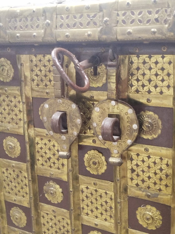 Beautiful XXL Indian dowry chest with hammered copper details – Storage cabinet, Metal, Wood (photo 16 of 17)