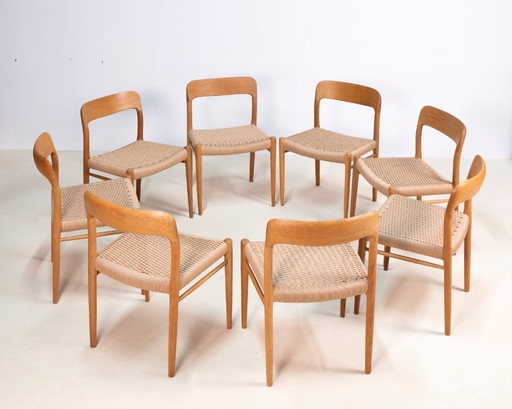 8x Niels Møller Modelo 75 en roble, década de 1960, Dinamarca