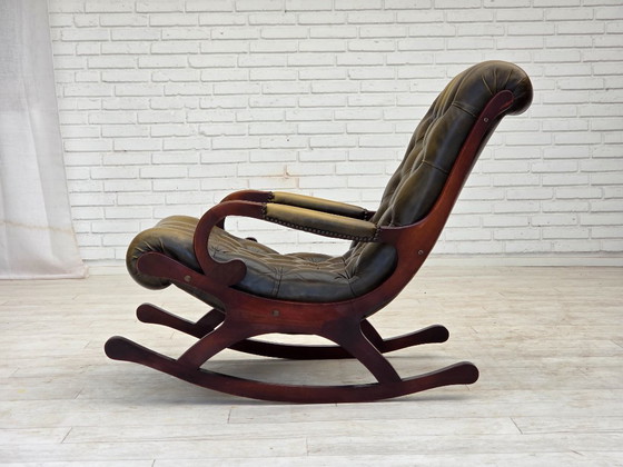 Image 1 of Anni '50, sedia a dondolo Chesterfield, pelle verde originale, legno di teak.