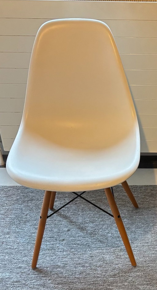 Vitra Eames Esszimmerstühle 4x schwarz und 2 x weiß