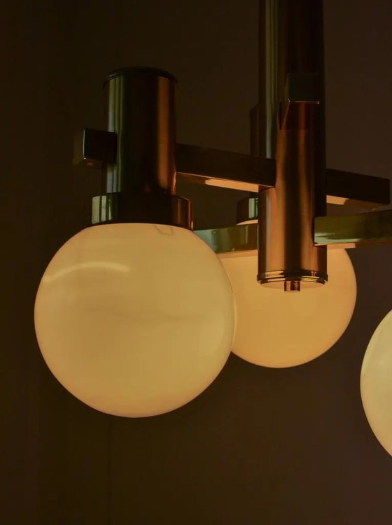Lampadario vintage Gaetano Sciolari in ottone e vetro opalino, 3 luci, anni '70 – Brass, Space Age (photo 9 of 9)