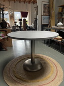 Ciré-Betontisch mit Stahlbeinen.