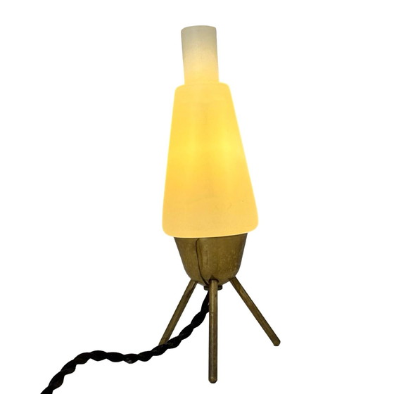 Image 1 of Atomic Age / Mid Century Modern - Driepoot lamp met wit gesatineerd glazen kap op messing poten
