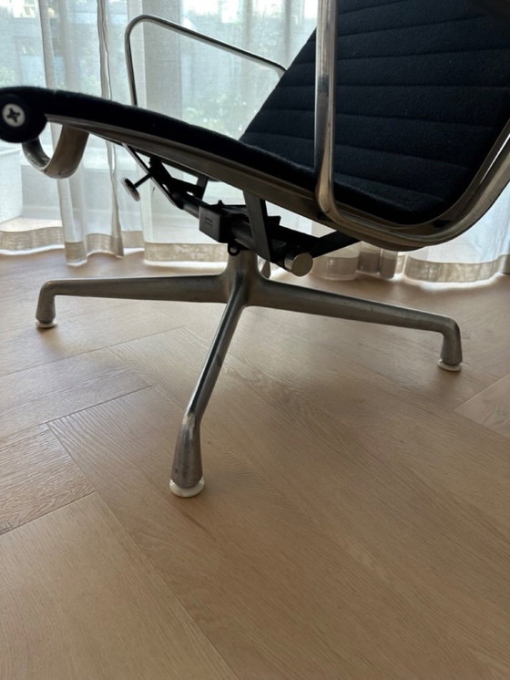 Image 1 of Taburete Herman Miller EA 124, de Charles y Ray Eames