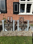 Deux chaises en vitrail de Cor de Ree de Roermond