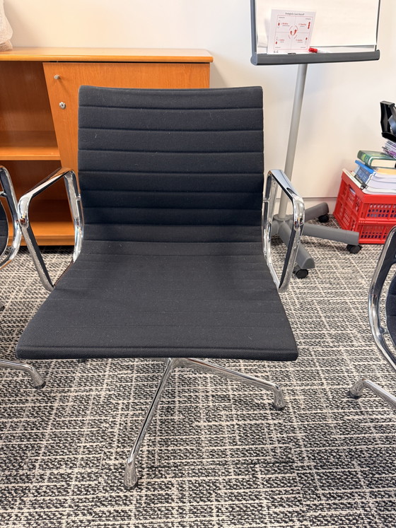 4 Vitra Charles & Ray Eames Conference chairs – Textile, Aluminium (photo 5 of 15)