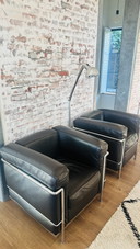 Zwei Cassina LC 2 Sessel